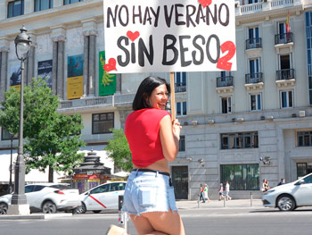 ¡Con el calorcito vuelve el  'No hay verano sin beso 2'! Sandra V toma las calles en busca de pichones a los que besar.